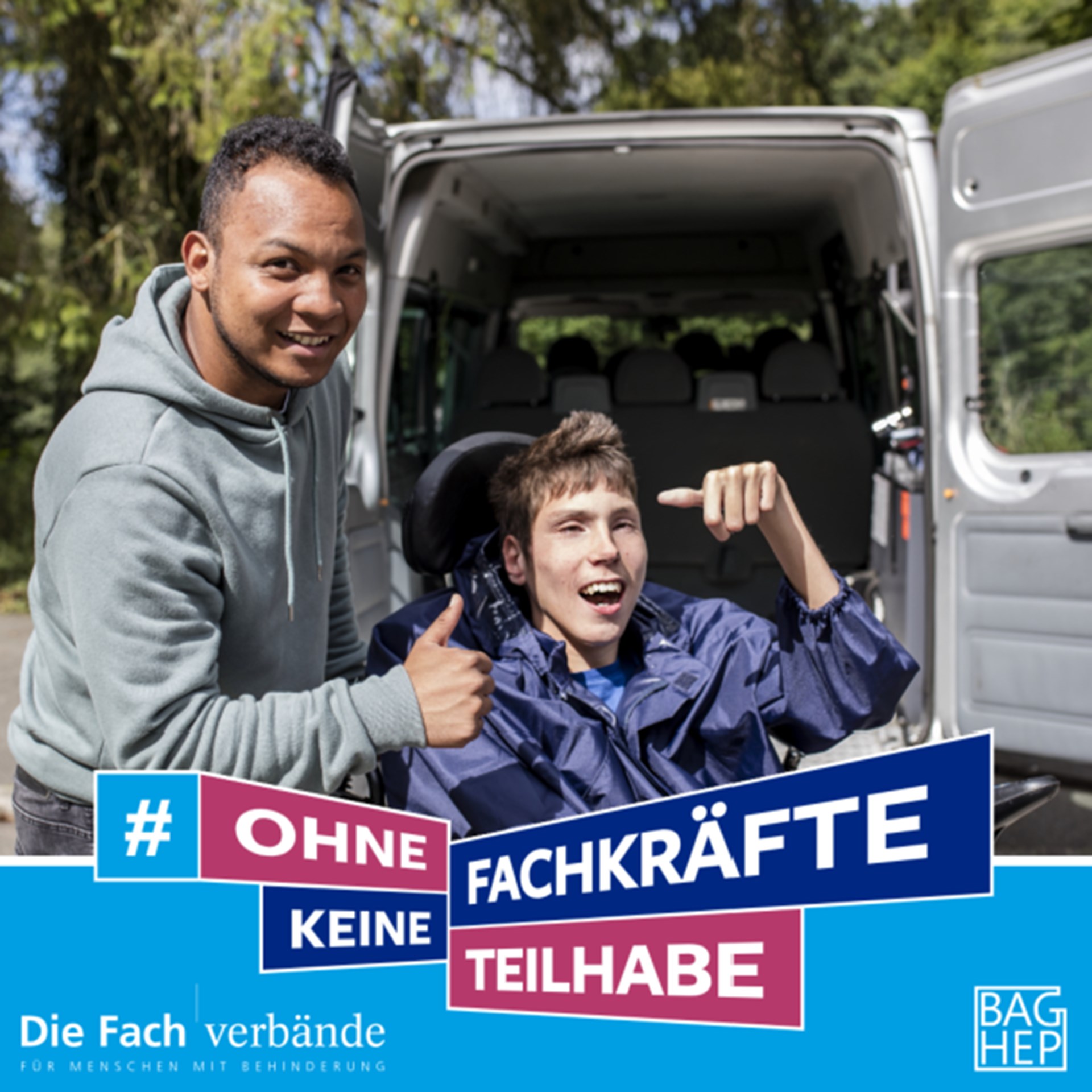 Ein Mann hilft einem Rollstuhlfahrer aus dem Transporter auszusteigen