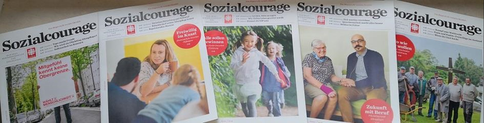 Verschiedene Ausgaben der Zeitschrift Sozialcourage nebeneinander